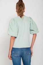 Blusa-con-detalles-manga-tres-cuartos