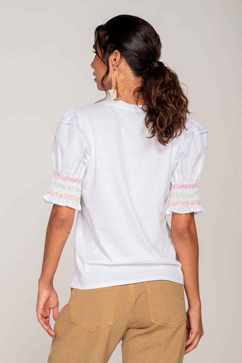 Camiseta-bordada-y-estampada-con-detalle-en-mangas