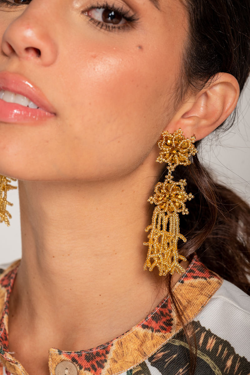 Aretes-flor-con-piedras-tejidas