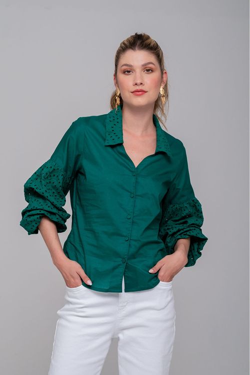 Camisa con mangas englobadas