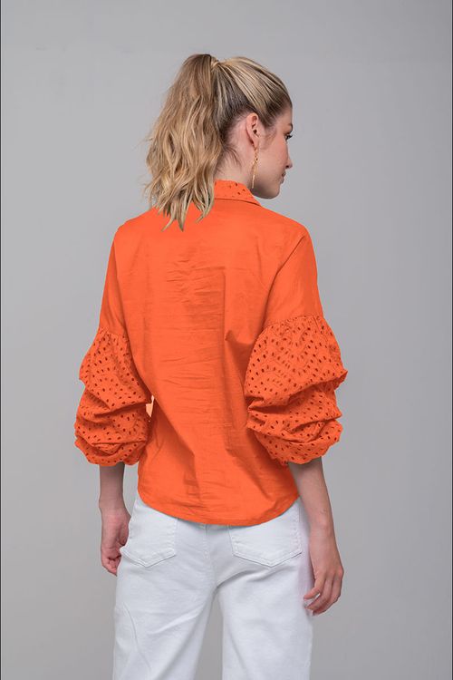 Camisa con mangas englobadas
